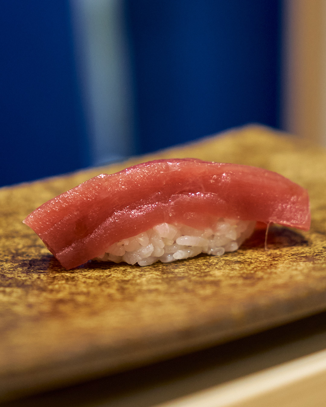 天然本鮪赤身　ほんまぐろあかみ｜青森県下前真産

おまかせ握りコース 16,000円（税込）

池ノ上駅から徒歩1分の完全予約制の寿司店です。メニューは、店主のおまかせコースのみ。季節野菜や旬の魚介を織りまぜた一品料理と江戸前の伝統を重んじながらも現代風に手心を加えた握りをお楽しみください。

#江戸前鮨 #鮨なか尾 #予約制 #おまかせ #池ノ上 #寿司 #渋谷鮨 #世田谷鮨 #渋谷鮨 #tokyogourmet #edomaesushi #omakase #天然本鮪