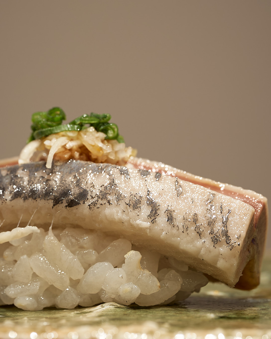 鰯　いわし｜石川県産

鮨なか尾「5周年記念コース」
料理二品・握り十五貫・汁椀・サービスドリンク付き
5周年限定特別価格：20,000円（税込）
※その日の最良の食材を使用するため、内容が一部変更となる場合がございます。

▼ご予約・詳細はこちら
公式WEBサイト：
https://www.sushinakao.com/
ご予約ページ：
https://www.tablecheck.com/ja/sushinakao/reserve/message