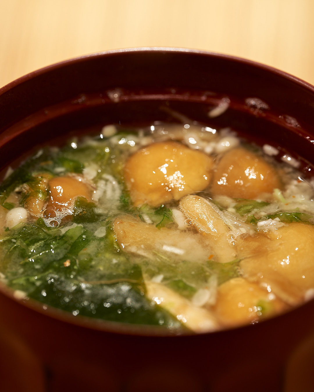 味噌汁　みそしる｜なめことワカメ

鮨なか尾「5周年記念コース」
料理二品・握り十五貫・汁椀・サービスドリンク付き
5周年限定特別価格：20,000円（税込）
※その日の最良の食材を使用するため、内容が一部変更となる場合がございます。

▼ご予約・詳細はこちら
公式WEBサイト：
https://www.sushinakao.com/
ご予約ページ：
https://www.tablecheck.com/ja/sushinakao/reserve/message