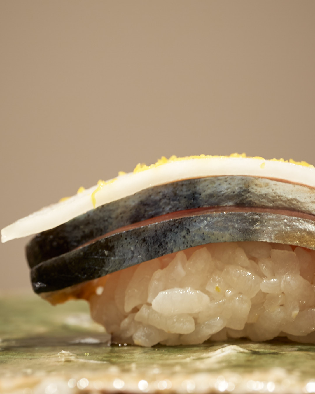 鯖と聖護院蕪　さばとしょうごいんかぶら｜宮城県金華山沖産

鮨なか尾「5周年記念コース」
料理二品・握り十五貫・汁椀・サービスドリンク付き
5周年限定特別価格：20,000円（税込）
※その日の最良の食材を使用するため、内容が一部変更となる場合がございます。

▼ご予約・詳細はこちら
公式WEBサイト：
https://www.sushinakao.com/
ご予約ページ：
https://www.tablecheck.com/ja/sushinakao/reserve/message