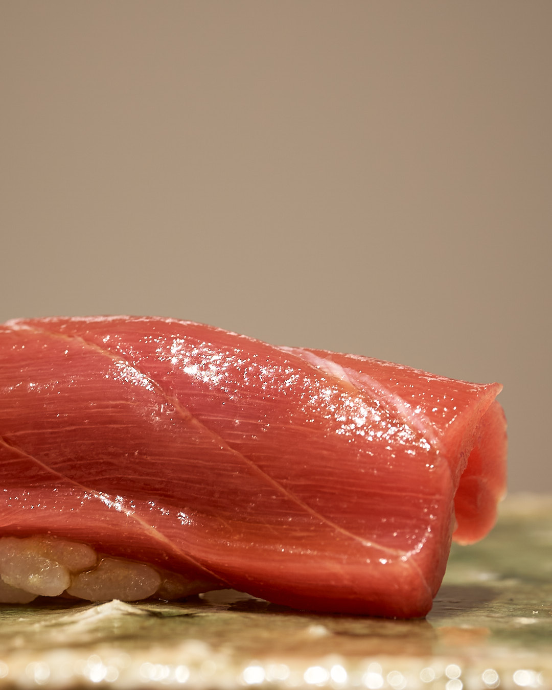 本鮪赤身　ほんまぐろあかみ｜和歌山県産

鮨なか尾「5周年記念コース」
料理二品・握り十五貫・汁椀・サービスドリンク付き
5周年限定特別価格：20,000円（税込）
※その日の最良の食材を使用するため、内容が一部変更となる場合がございます。

▼ご予約・詳細はこちら
公式WEBサイト：
https://www.sushinakao.com/
ご予約ページ：
https://www.tablecheck.com/ja/sushinakao/reserve/message