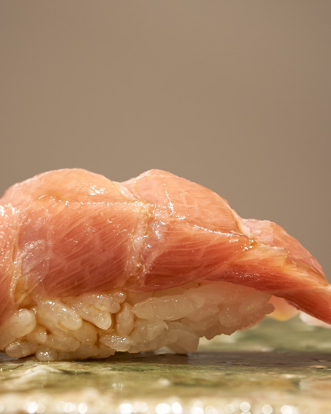 本鮪大トロ　ほんまぐろおおとろ｜和歌山県産

鮨なか尾「5周年記念コース」
料理二品・握り十五貫・汁椀・サービスドリンク付き
5周年限定特別価格：20,000円（税込）
※その日の最良の食材を使用するため、内容が一部変更となる場合がございます。

▼ご予約・詳細はこちら
公式WEBサイト：
https://www.sushinakao.com/
ご予約ページ：
https://www.tablecheck.com/ja/sushinakao/reserve/message