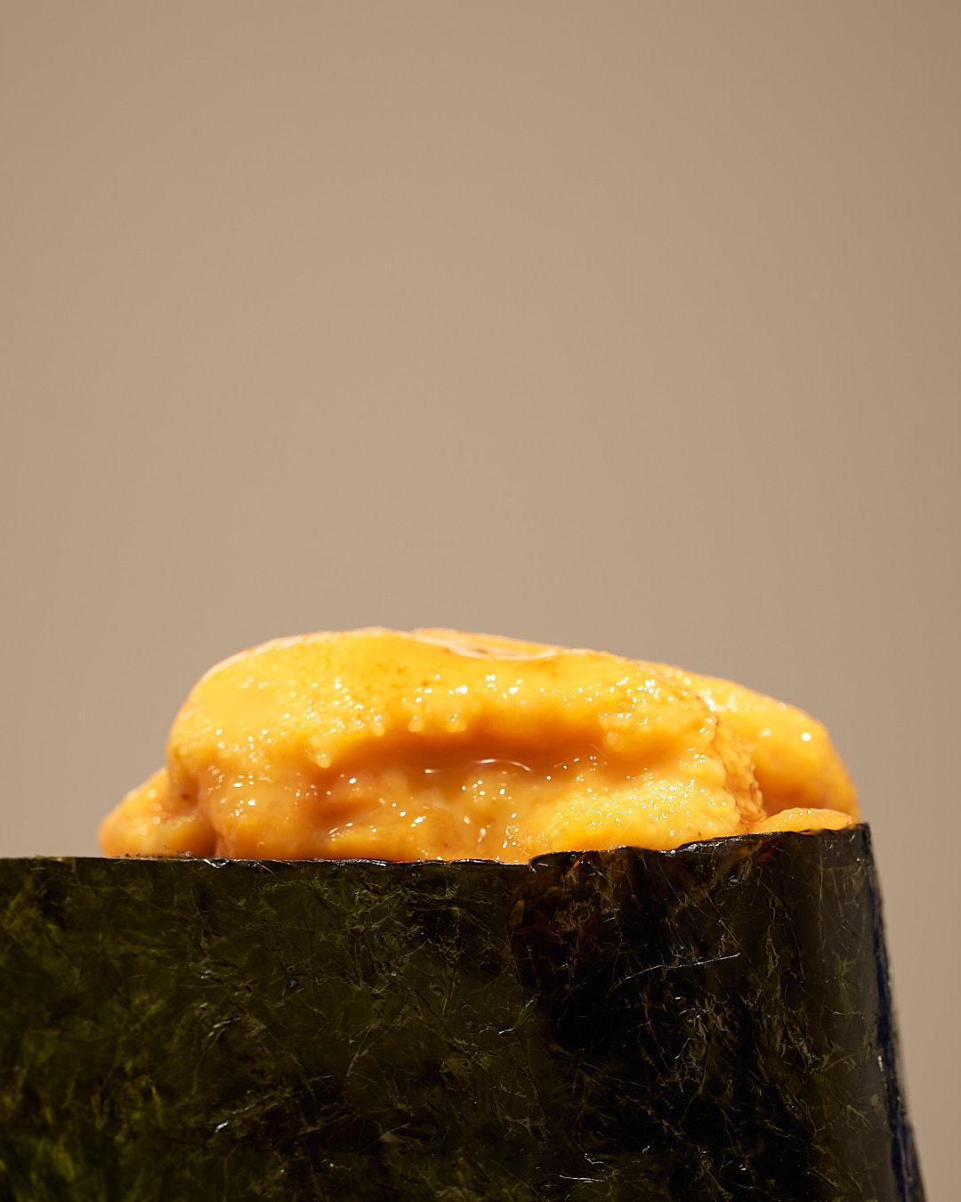 馬糞海胆　ばふんうに｜北海道産

鮨なか尾「5周年記念コース」
料理二品・握り十五貫・汁椀・サービスドリンク付き
5周年限定特別価格：20,000円（税込）
※その日の最良の食材を使用するため、内容が一部変更となる場合がございます。

▼ご予約・詳細はこちら
公式WEBサイト：
https://www.sushinakao.com/
ご予約ページ：
https://www.tablecheck.com/ja/sushinakao/reserve/message